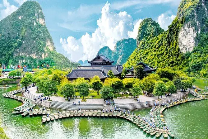Trang An scenic landscape near halal restaurants in Ninh Binh province